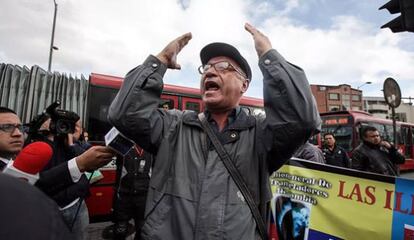 Trabajadores del sistema de transporte público en Colombia protestan contra Uber en julio de 2015.