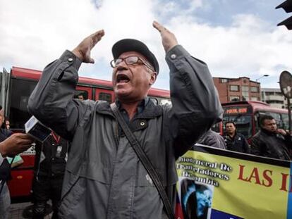 Trabajadores del sistema de transporte p&uacute;blico protestan.