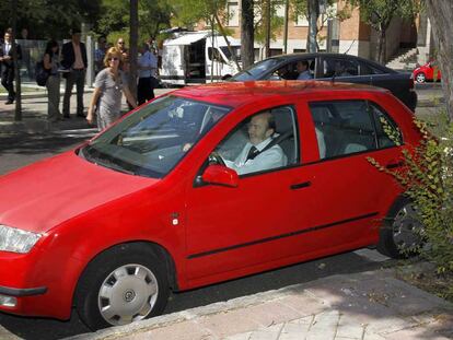 Alfredo Pérez Rubalcaba llega en su propio coche a un acto celebrado ayer en Madrid.