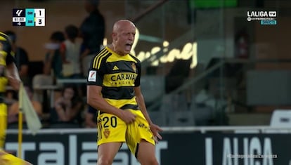 Víctor Mollejo celebra un gol durante el Cartagena - Real Zaragoza con gesto obsceno