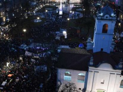 Una masiva marcha para exigir una subida de salarios se carga de consignas de repudio a la política económica del Gobierno