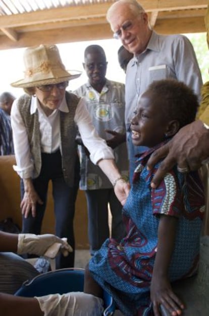 El matrimonio Carter, con una niña de 4 años, enferma del gusano de Guinea, en Ghana en 2007.