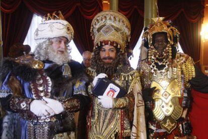 Los Reyes Magos, ayer durante la presentación del desfile de Bilbao en el teatro Arriaga.