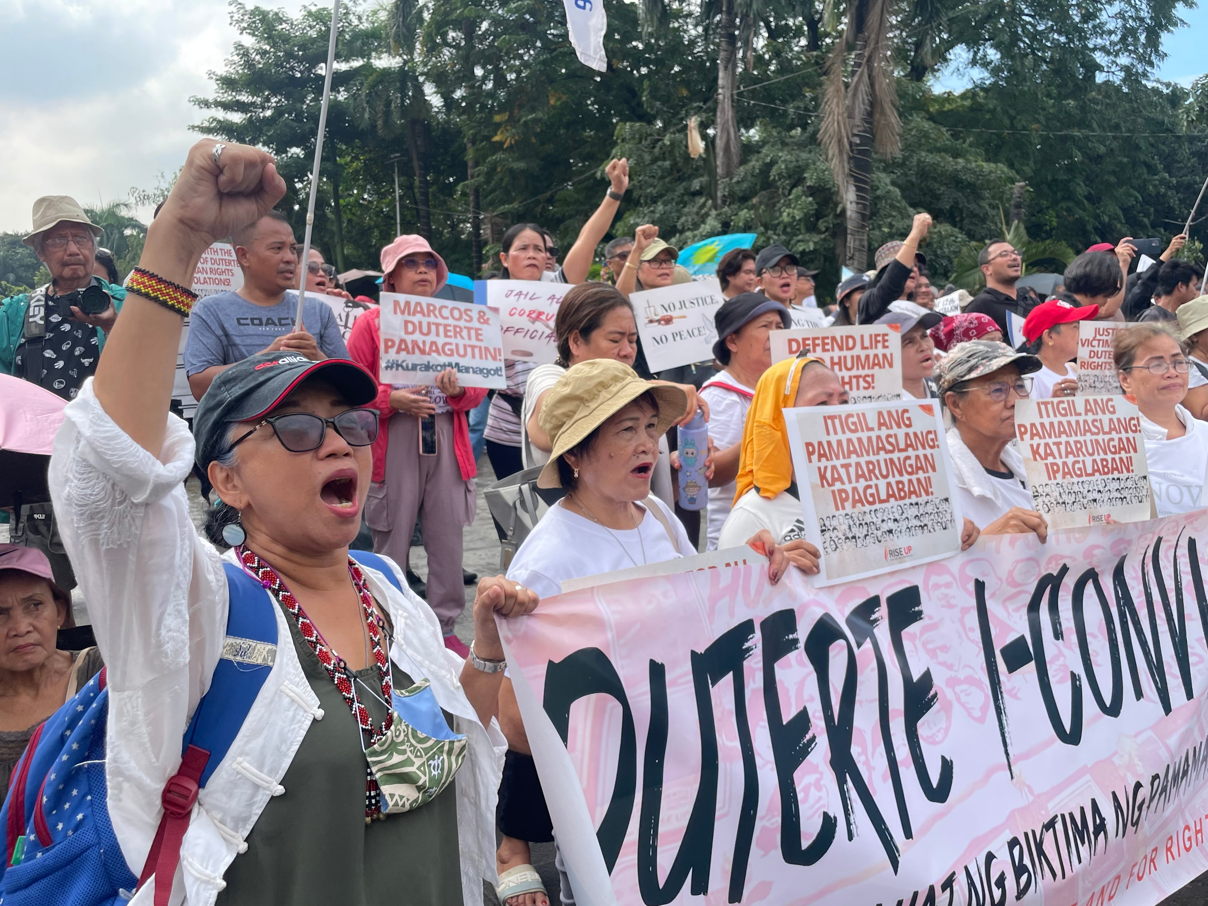 Familiares de víctimas de la guerra contra la droga en Filipinas durante una manifestación celebrada en Manila en diciembre de 2025.