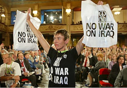 Una mujer protesta contra una posible guerra contra Irak durante el congreso laborista de Blackpool.