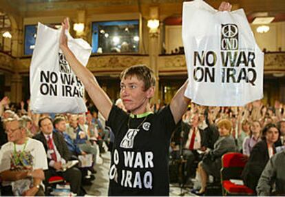 Una mujer protesta contra una posible guerra contra Irak durante el congreso laborista de Blackpool.