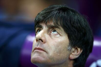 El seleccionador alemán Joachim Löw sigue el himno de Alemania antes del inicio del partido.