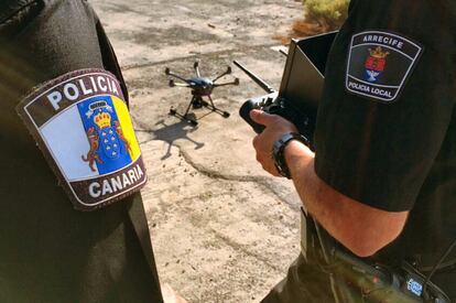 También la policía trabaja ya con drones. El pasado 11 de septiembre dos turistas fueron rescatados en el municipio de Tinajo (Lanzarote). Se habían perdido mientras volvían de hacer senderismo y se les hizo de noche. La Policía Local de Arrecife rastreó la zona con un aparato no tripulado. "Se encontraban en un área peligrosa por la inestabilidad de este terreno volcánico. El helicóptero no opera de noche. Sin embargo, gracias a este dispositivo y a su cámara termográfica pudimos encontrarlos y salvarlos", narra el agente Marcos Antonio Rosario, también piloto de estos artefactos.