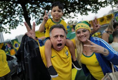Seguidores de Bolsonaro se reunieron afuera de la casa del presidente en Río de Janeiro, este domingo.