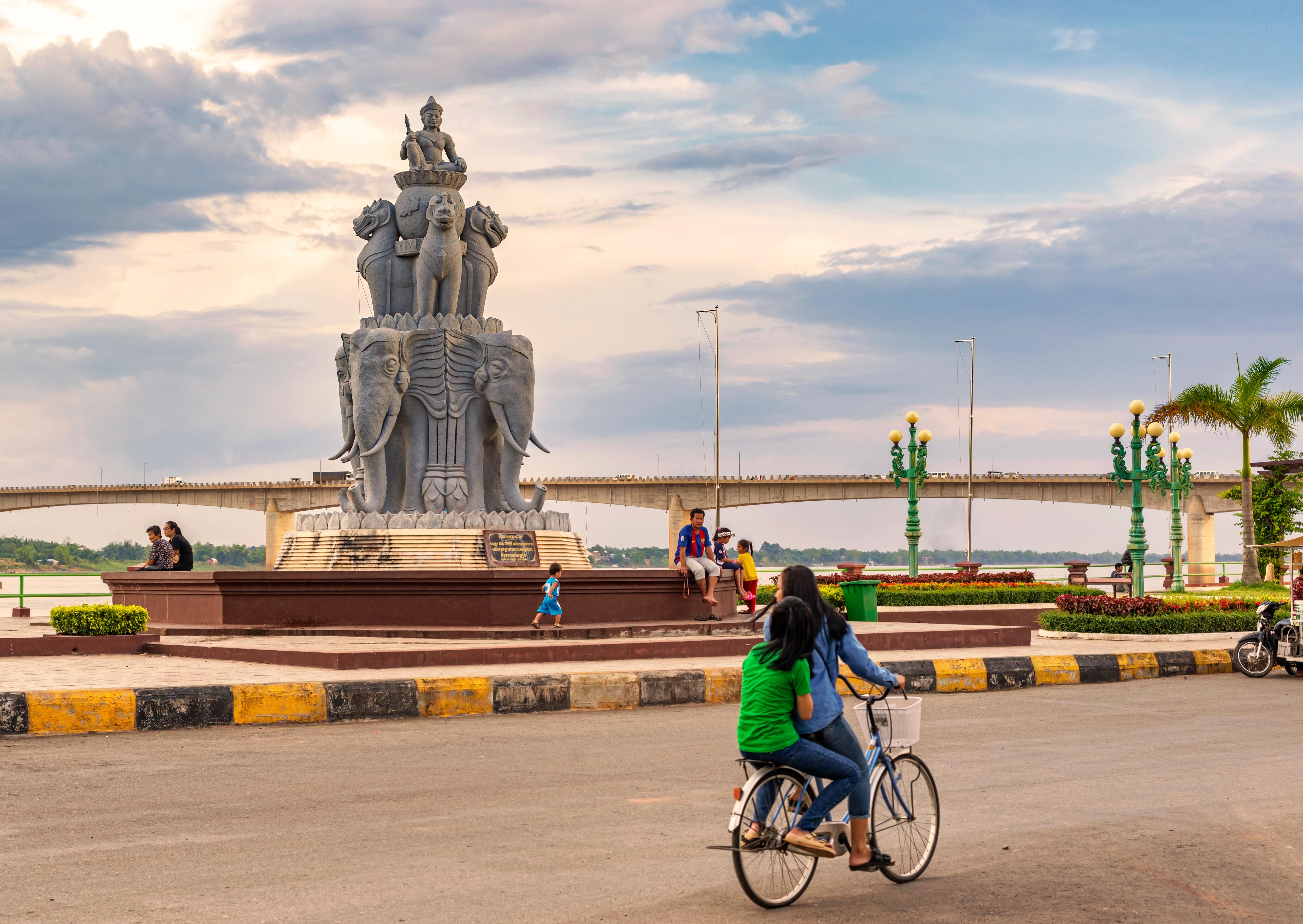 El paseo a orillas del río Mekong en la ciudad camboyana de Kampong Cham.