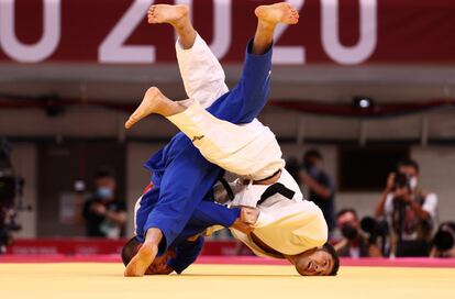 Lukhumi Chkhvimiani, de Georgia (de azul), y Naohisa Takato, de Japón, durante la prueba de judo en la categoría de -60 kg. El judoca japonés, ya tres veces oro mundial y bronce en los Juegos de Río 2016, se proclamó campeón olímpico por primera vez, firmando este sábado el primer título para su país en Tokio-2020, en la categoría de -60 kg.