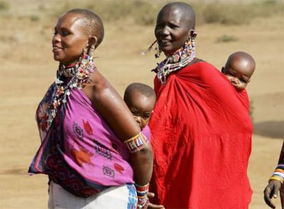 Mujeres Masai pasean con sus hijos en Kenia