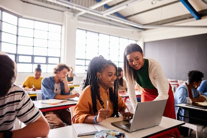 El uso de la IA en el aula debe servir para trabajar una serie de competencias esenciales como el pensamiento crítico, la capacidad de reflexionar, la creatividad o la autonomía.