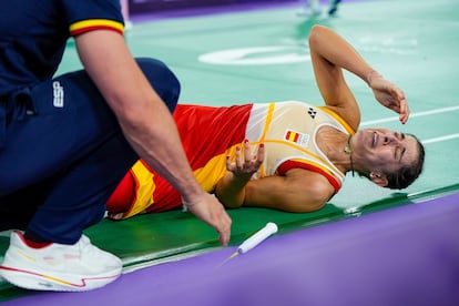 La jugadora española llora en el suelo junto a su entrenador, Fernando Rivas.