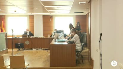 Imagen de una de las sesiones del juicio por homicidio a un menor que se suicidó, celebrado en la Audiencia Provincial de Castellón. A la derecha, el acusado.