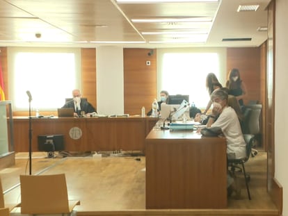 Imagen de una de las sesiones del juicio por homicidio a un menor que se suicidó, celebrado en la Audiencia Provincial de Castellón. A la derecha, el acusado.