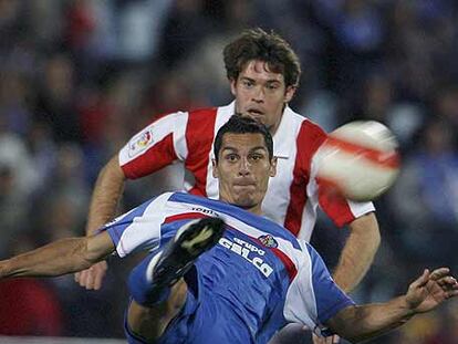 Casquero despeja el balón ante Iñaki Muñoz.
