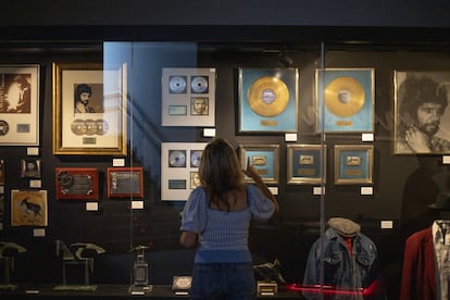 Premios Ondas, un Grammy, discos de oro y la Llave del Cante; estos y otros galardones lucen ahora al final del recorrido, justo cuando el museo reflexiona en torno al mito tras la muerte de Camarón.