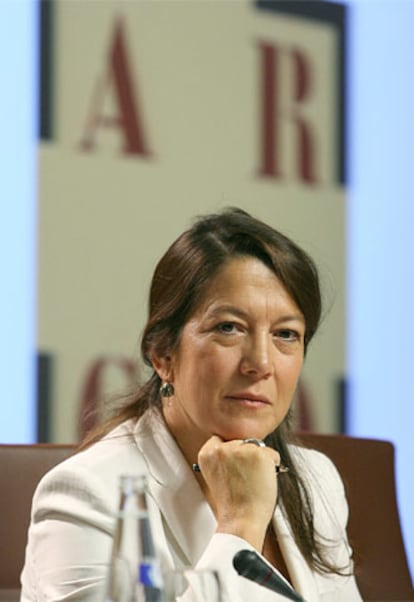 La nueva directora de ARCO, Lourdes Fernández, durante la presentación del el proyecto 2007 de esta Feria internacional de arte contemporáneo.