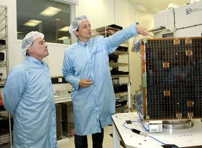 El astronauta español Pedro Duque hoy en Inglaterra durante la presentación del satélite