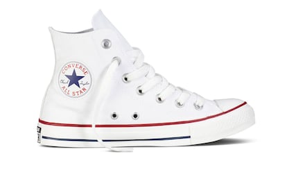 'Chuck Taylor All Star' de Converse


Nacieron en 1917 como unas zapatillas para jugar al baloncesto y pronto se convirtieron en el icono de la NBA. Cuando en los años 70 los diseños deportivos con tecnología mejorada parecían ganarles la partida, las 'All Star' se reiventaron vinculándose a la calle, la música y el arte. Pocos serán las que no hayan tenido un par y se las hayan puesto hasta destrozarlas. Un símbolo de rebeldía que sigue ganando adeptos entre las nuevas generaciones.