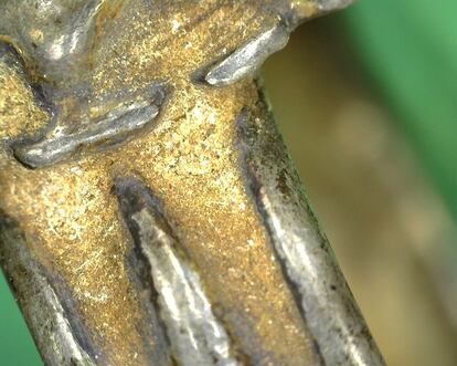 Baño de oro en uno de los anillos hallados en la iglesia de San Estevo de Ribas de Sil.