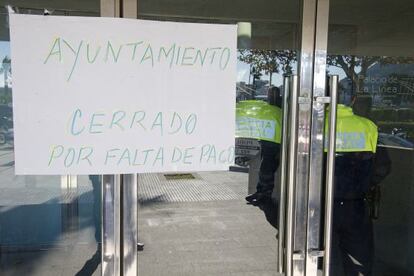 Un cartel improvisado avisa del cierre del Ayuntamiento de La L&iacute;nea.  