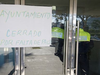 Un cartel improvisado avisa del cierre del Ayuntamiento de La Línea.