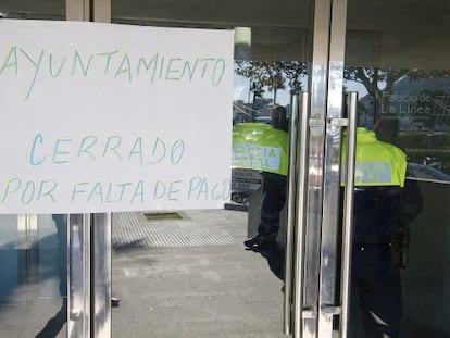 Un cartel improvisado avisa del cierre del Ayuntamiento de La L&iacute;nea.  