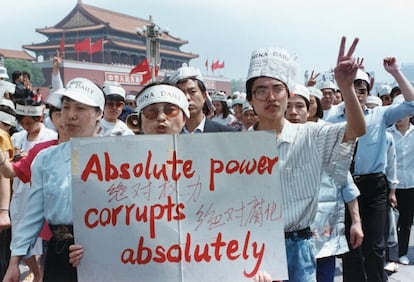 Un grupo de periodistas pro-democracia se unen a las manifestaciones en le Plaza de Tiananmen, el 17 de mayo de 1989.