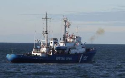 Fotografía facilitada por Greenpeace el pasado viernes 20 de septiembre, que muestra a una embarcación de la Guardia Costera rusa en el mar Ártico, en Rusia.