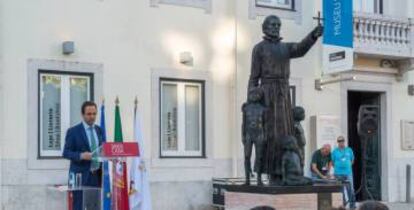 El alcalde de Lisboa el día de la inauguración de la estatua al padre António Vieira.
