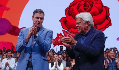 El secretario general del PSOE y presidente del Gobierno, Pedro Sánchez y el ex secretario general del PSOE y expresidente del Gobierno, Felipe González, en un acto celebrado en octubre de 2022 para conmemorar el 40 aniversario del primer Gobierno socialista de la democracia.