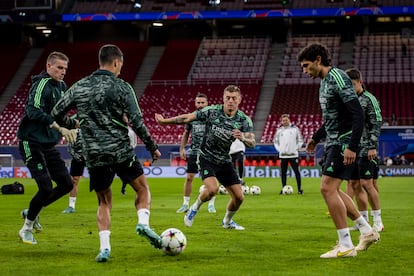 Los jugadores del Madrid, durante el último entrenamiento ayer en Leipzig.