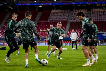 Los jugadores del Madrid, durante el último entrenamiento ayer en Leipzig.