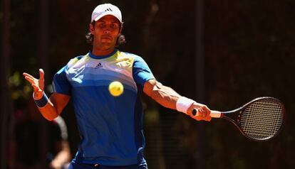 Verdasco golpea la bola ante el argenitno Zeballos.