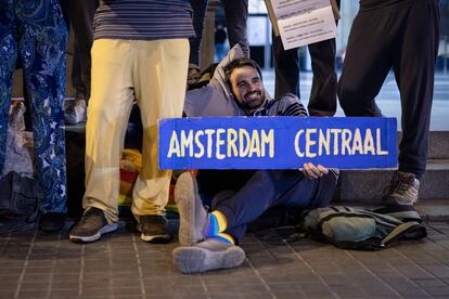 Un activista en la protesta frente a la estación de França