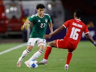 Richard Ledezma de México esquiva al panameño Galván.