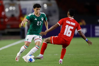 Richard Ledezma de México esquiva al panameño Galván.