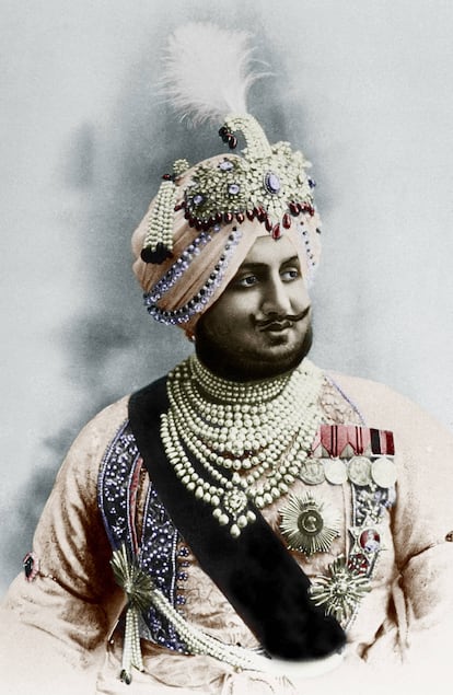 Sir Bhupinder Singh, el maharajá de Patiala (1891-1938), coleccionista de espectaculares joyas y cliente en París de la joyería Cartier.