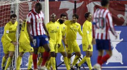 Los jugadores del Villarreal celebran su segundo gol, de Llorente (tercero por la derecha).