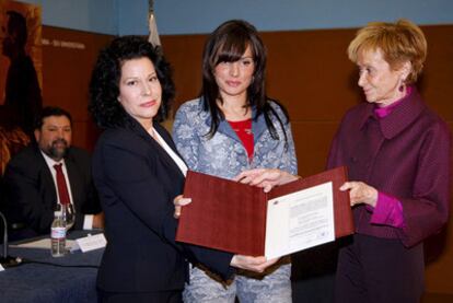 Lucía Izquierdo y María José Hernández, nuera y nieta de Miguel Hernández, con Fernández de la Vega.