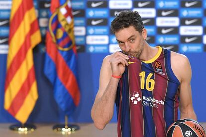 Pau Gasol besa el escudo del FC Barcelona Basket mientras posa durante su presentación oficial como nuevo jugador del equipo en el Palau Blaugrana de Barcelona el 25 de marzo de 2021. Tras seis temporadas y media en los Grizzlies de Memphis, donde fue reconocido como Novato del Año, Gasol fue traspasado en 2008 a Los Angeles Lakers de Kobe Bryant, con el que ganó los títulos de 2009 y 2010. Seis veces All-Star, Gasol también jugó para los Chicago Bulls (2014-16), San Antonio Spurs (2016-19) y los Milwaukee Bucks (2019) antes de volver 20 años después al Barcelona.