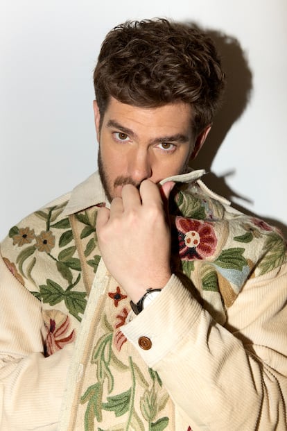 Andrew Garfield posa en San Sebastián para ICON. Viste chaqueta Pikol y lleva su propio reloj Omega.