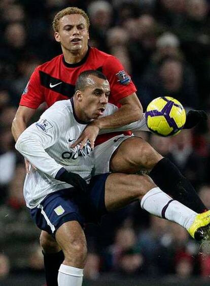 Agbonlahor, el autor del gol del Aston Villa, protege el balón ante Brown.