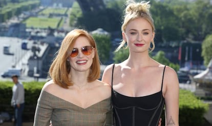 Jessica Chastain y Sophie Turner, el 26 abril en París durante la promoción de 'X-Men: Fénix Oscura'.