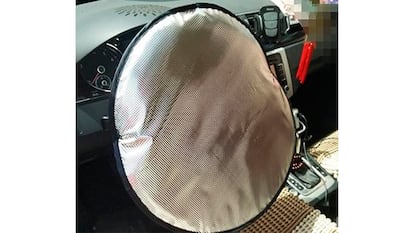 Funda de sol para el volante sobre fondo blanco.