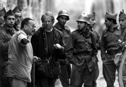 Ken Loach (centro), en el rodaje de 'Tierra y libertad'.