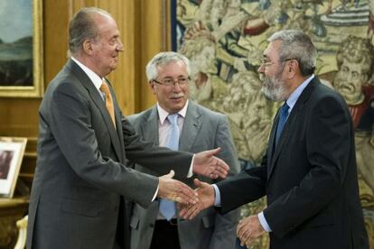 El rey Juan Carlos recibi&oacute; ayer a los secretarios generales de CC OO, Ignacio Fern&aacute;ndez Toxo (c), y de UGT, C&aacute;ndido M&eacute;ndez (d).