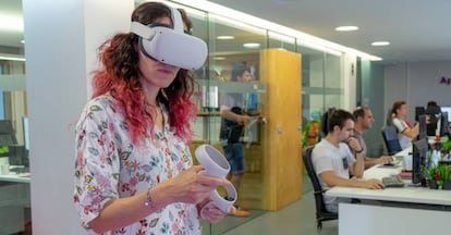 Trabajadora con gafas de realidad virtual.